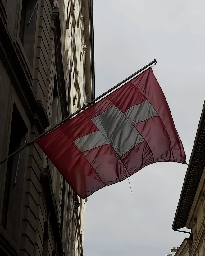 Schweizer Flagge an einer Hausfassade in der Altstadt